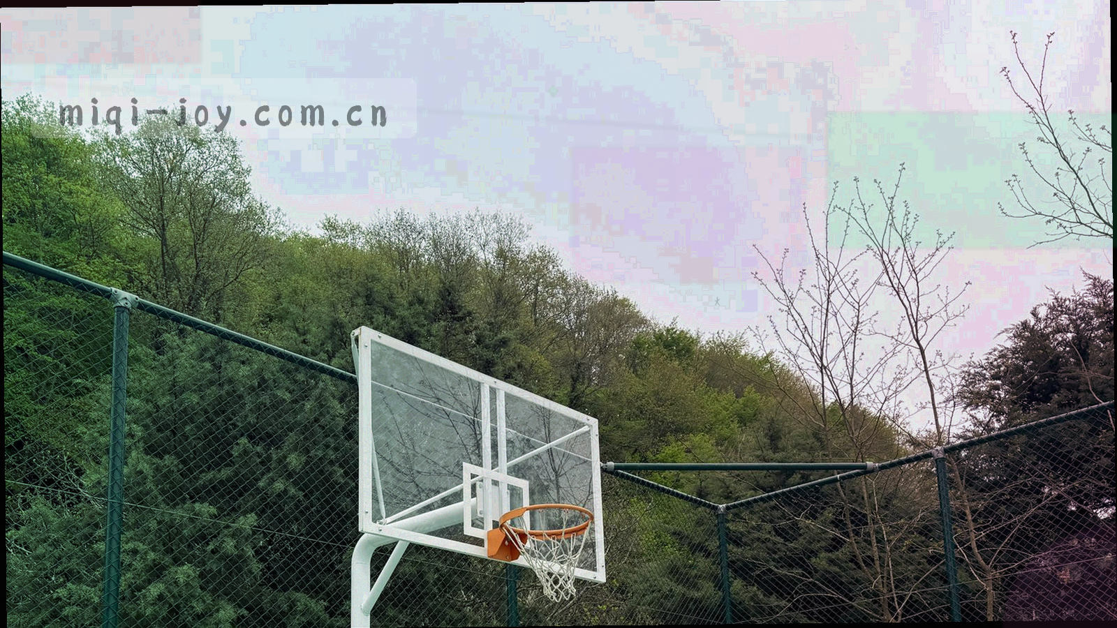 仓储通道广角，货架与打包完成的箱体排列整齐